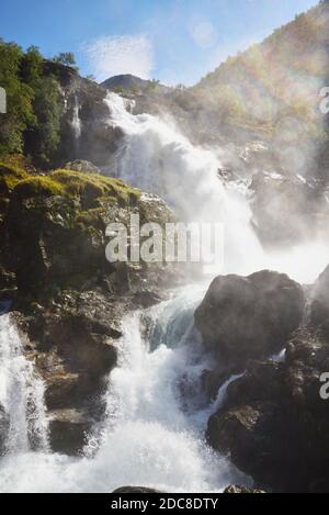 Der Kleivafossen Wasserfall auf der Briksdalselva, der aus Schmelzwasser des Briksdal Gletschers gebildet wird Stockfoto