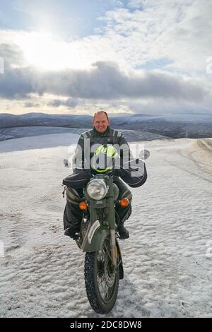 The Lecht, Aberdeenshire, Großbritannien. November 2020. VEREINIGTES KÖNIGREICH. Biker Richard Niven fromm Edinburgh liebt den Schnee auf seinem Fahrrad. Er reist durch die ganze Welt und campt draußen, auch unter eisigen Bedingungen. Quelle: JASPERIMAGE/Alamy Live News Stockfoto