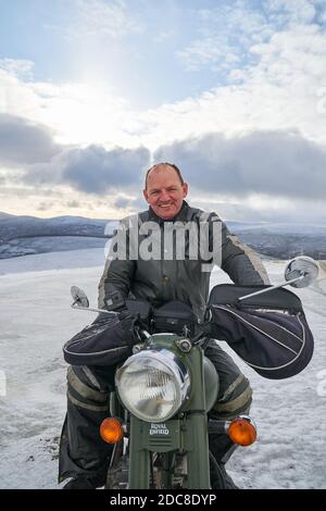 The Lecht, Aberdeenshire, Großbritannien. November 2020. VEREINIGTES KÖNIGREICH. Biker Richard Niven fromm Edinburgh liebt den Schnee auf seinem Fahrrad. Er reist durch die ganze Welt und campt draußen, auch unter eisigen Bedingungen. Quelle: JASPERIMAGE/Alamy Live News Stockfoto