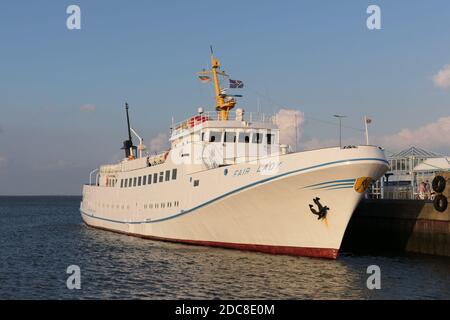 Das Passagierschiff Fair Lady wird am Abend des 21. August 2020 den Hafen von Cuxhaven erreichen. Stockfoto