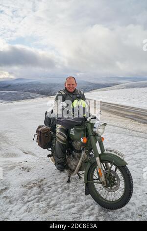 The Lecht, Aberdeenshire, Großbritannien. November 2020. VEREINIGTES KÖNIGREICH. Biker Richard Niven fromm Edinburgh liebt den Schnee auf seinem Fahrrad. Er reist durch die ganze Welt und campt draußen, auch unter eisigen Bedingungen. Quelle: JASPERIMAGE/Alamy Live News Stockfoto