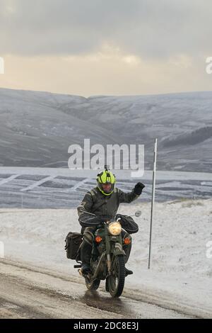 The Lecht, Aberdeenshire, Großbritannien. November 2020. VEREINIGTES KÖNIGREICH. Biker Richard Niven fromm Edinburgh liebt den Schnee auf seinem Fahrrad. Er reist durch die ganze Welt und campt draußen, auch unter eisigen Bedingungen. Quelle: JASPERIMAGE/Alamy Live News Stockfoto