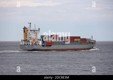 Das Feederschiff Bjorg wird am 21. August 2020 Cuxhaven auf dem Weg zum Nord-Ostsee-Kanal passieren. Stockfoto