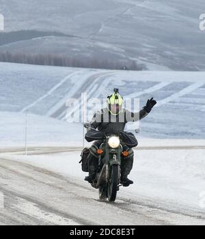 The Lecht, Aberdeenshire, Großbritannien. November 2020. VEREINIGTES KÖNIGREICH. Biker Richard Niven fromm Edinburgh liebt den Schnee auf seinem Fahrrad. Er reist durch die ganze Welt und campt draußen, auch unter eisigen Bedingungen. Quelle: JASPERIMAGE/Alamy Live News Stockfoto