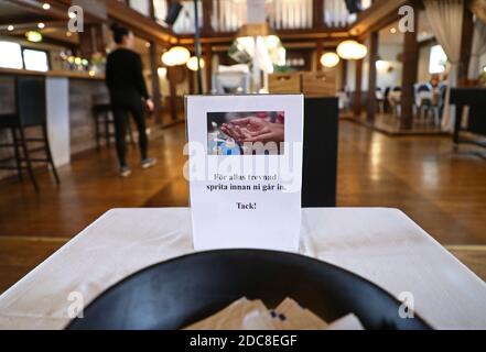 MOTALA, SCHWEDEN - 24. MÄRZ 2020:EIN verlassenes Restaurant wegen der Corona-Pandemie. Melden Sie sich vor dem Essen an, ob Sie ein Händedesinfektionsmittel nehmen. Foto Jeppe Gustafsson Stockfoto