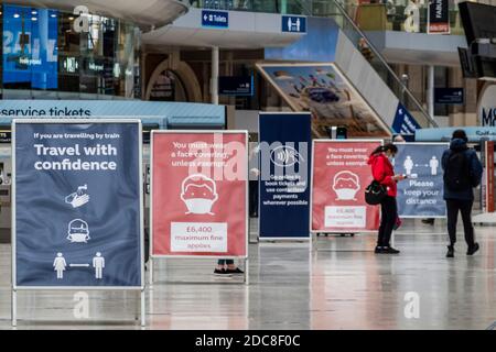 London, Großbritannien. November 2020. Schilder am Bahnhof Waterloo warnen Menschen, Masken zu tragen, sich dort die Hände zu waschen und soziale Distanzierung zu bewahren. Kredit: Guy Bell/Alamy Live Nachrichten Stockfoto