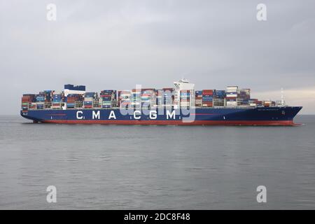 Das Containerschiff CMA CGM Bougainville wird Cuxhaven am 20. August 2020 auf dem Weg nach Hamburg passieren. Stockfoto