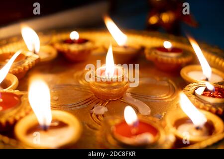 Makro-Aufnahme zeigt bunte Steingut Diya Öllampen mit einem Wenig Baumwolldocht, um Öl für Licht oft verwendet zu verbrennen Als Dekoration auf dem hindu-Fest Stockfoto