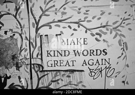 Schweiz: "Make nice words great again" der Graffitti-Slogan auf der Longstreet in Zürich Stockfoto