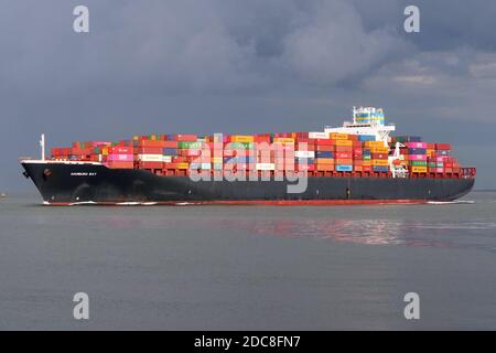 Das Containerschiff Hamburg Bay wird am 22. August 2020 Cuxhaven auf dem Weg zur Nordsee passieren. Stockfoto