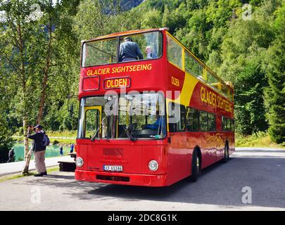 Olden Glacier Sightseeing Open-Top-Bus CF 65246, ein MAN SD200 mit Wagon Union Karosserie, ist am Lake Oldevatnet bei Olden, Norwegen geparkt zu sehen. Stockfoto