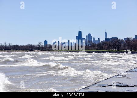 Skyline der Großstadt entlang der Uferpromenade Stockfoto