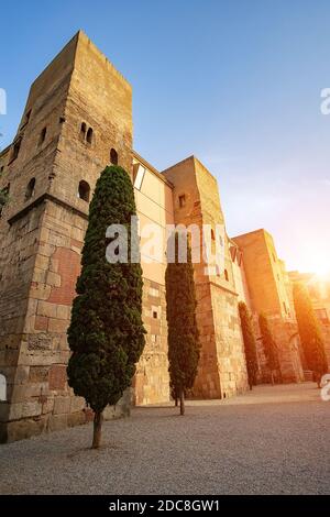 Poble Espanyol - traditionelle gotische Architekturen in Barcelona, Spanien. Sonnenuntergang über dem historischen Zentrum von Barcelona Stockfoto