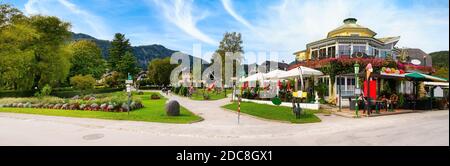 Schöner Park zum Entspannen am Ufer des Wolfgangsees in Sankt Gilgen, Österreich Stockfoto