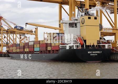 Das Containerschiff MSC Nadriely wird am 24. August 2020 im Hafen von Bremerhaven geladen. Stockfoto