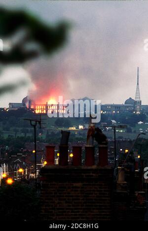 Großbritannien, London, Hornsey/Muswell Hill, N22 7AY Alexandra Palace wurde am 10th. Juli 1980 während des Jazz Festivals von Capital Radio (zum zweiten Mal) teilweise durch einen Brand zerstört. Das Foto wurde von der Nelson Rd mit Blick über das Val of Hornsey aufgenommen. Stockfoto