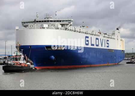 Am 24. August 2020 wird der Autoanbieter Glovis Superior den Hafen von Bremerhaven erreichen. Stockfoto