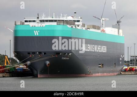 Die Autogesellschaft Toscana wird am 24. August 2020 im Hafen von Bremerhaven verladen. Stockfoto