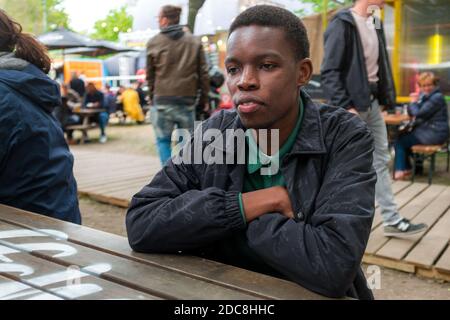 Junger Mann im Warren während des Brighton Fringe Festivals, Brighton & Hove, East Sussex, Großbritannien Stockfoto