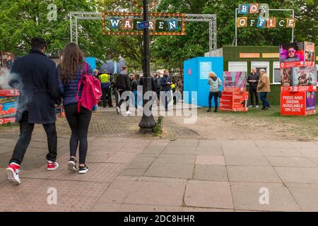 Menschen vor dem Eingang des Warren während des Brighton Fringe Festivals, Brighton & Hove, East Sussex, Großbritannien Stockfoto