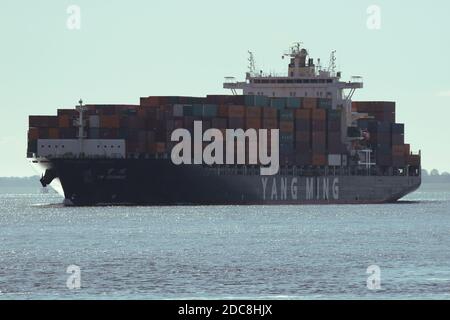 Das Containerschiff YM Essence wird Cuxhaven am Morgen des 25. August 2020 auf dem Weg zur Nordsee passieren. Stockfoto