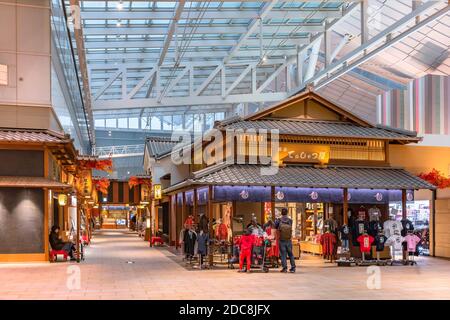 tokio, japan - november 22 2019: Edo Market Place Einkaufsbereich namens Edo-koji im 4. Stock des internationalen Terminals des Haneda Airport, dessen Holzbogen Stockfoto