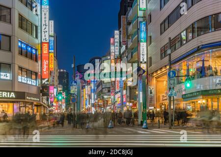 ikebukuro, japan - dezember 31 2019: Nachtansicht der Menschenmenge auf der Fußgängerüberfahrt der Sunshine 60 Street, die zur berühmten otome Road dec führt Stockfoto