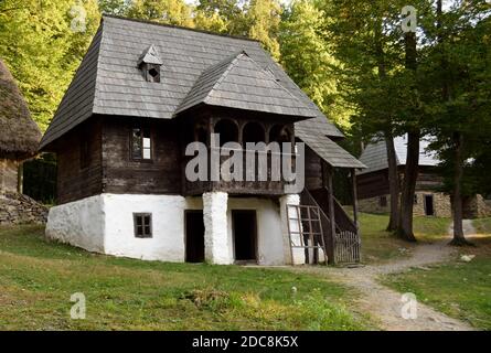 Sibiu, Rumänien - 20. September 2020. Alte rustikale Holzhäuser der rumänischen Volkskultur. Altes traditionelles rumänisches Haus im Astra Museum in Stockfoto