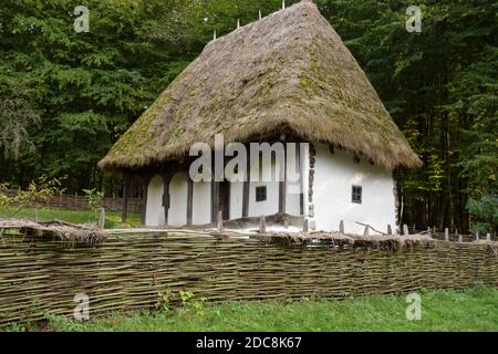 Sibiu, Rumänien - 20. September 2020. Alte rustikale Holzhäuser der rumänischen Volkskultur. Altes traditionelles rumänisches Haus im Astra Museum in Stockfoto