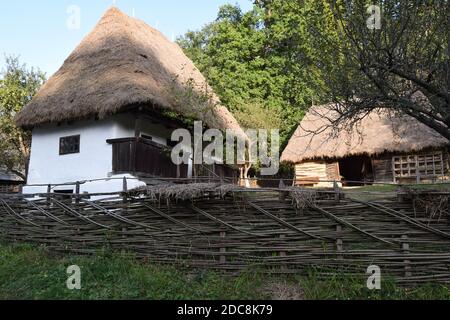 Sibiu, Rumänien - 20. September 2020. Alte rustikale Holzhäuser der rumänischen Volkskultur. Altes traditionelles rumänisches Haus im Astra Museum in Stockfoto