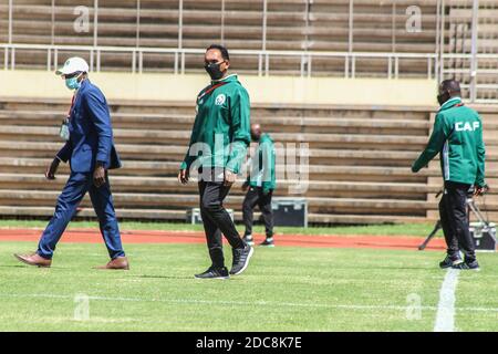 Afrika-Cup der Nationen Qualifikation 2020. CAF-Schiedsrichter inspizieren das Stadion vor dem Beginn eines Fußballspiels zwischen Simbabwe und Algerien in Harare. Simbabwe spielte sein erstes offizielles Fußballspiel seit der Aussperrung. Simbabwe. Stockfoto