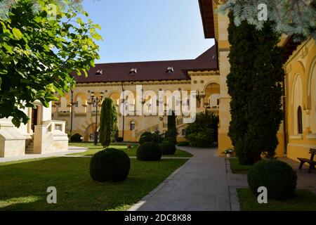Alba Iulia, Rumänien - 20. September 2020: Der innere Hof der Krönungskathedrale. Die Gebäude im Neo-Brancoveanu Stil repräsentieren den Hauptsitz Stockfoto
