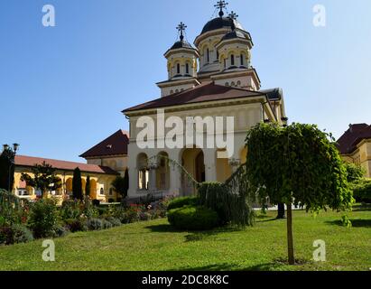 Alba Iulia, Rumänien - 20. September 2020: Die Krönungskathedrale ist eine orthodoxe Kathedrale in der weißen Festung Carolina. Stockfoto