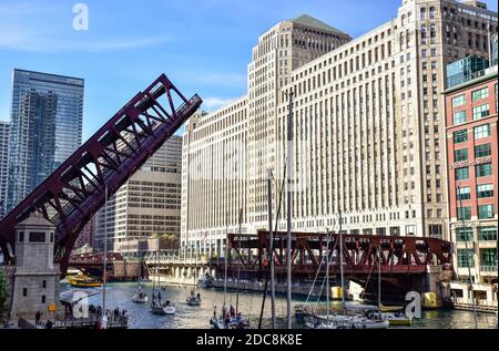 Chicago River läuft durch die große Stadt zwischen Wolkenkratzern und Blauer Himmel Stockfoto