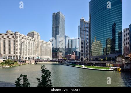 Chicago River läuft durch die große Stadt zwischen Wolkenkratzern und Blauer Himmel Stockfoto