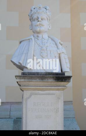 Alba Iulia, Rumänien - 20. September 2020. Marmorbüste Statue des zweiten Königs von Rumänien, König Ferdinand I., vor dem Krönungsorthod platziert Stockfoto