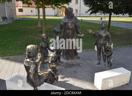 Alba Iulia, Rumänien - 20. September 2020. Gruppe von Bronzestatuen auf dem Platz der Zitadelle von Alba Carolina, auf dem der Heilige Antonius von sechs Kindern umgeben ist. Stockfoto