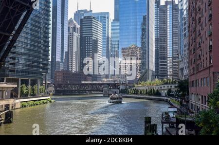 Chicago River läuft durch die große Stadt zwischen Wolkenkratzern und Blauer Himmel Stockfoto