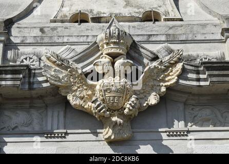 Alba Iulia, Rumänien - 20. September 2020. Gekrönter doppelköpfiger Adler, der das vierte Tor der Zitadelle Alba Carolina schmückt. Detail des Hofes auf der Stockfoto