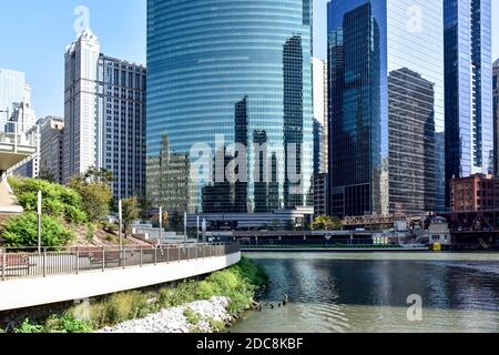 Chicago River läuft durch die große Stadt zwischen Wolkenkratzern und Blauer Himmel Stockfoto