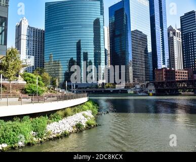 Chicago River läuft durch die große Stadt zwischen Wolkenkratzern und Blauer Himmel Stockfoto