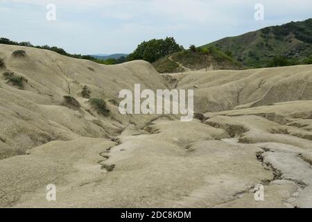 Landschaft mit rissiger Erde. Bodenform durch schlammige Vulkane und Erdgasausbrüche in Berca, Paclele Mari bei Buzau Stockfoto