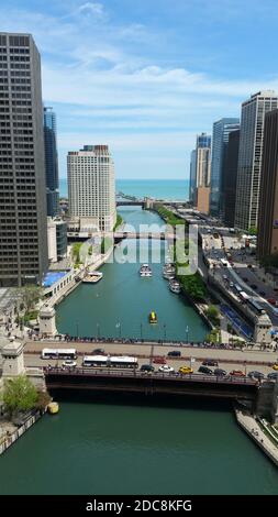 Chicago River läuft durch die große Stadt zwischen Wolkenkratzern und Blauer Himmel Stockfoto