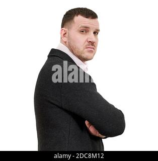 Seitenansicht des eleganten jungen Geschäftsmannes, der mit gekreuzten Armen steht Isoliert auf weißem Hintergrund Stockfoto