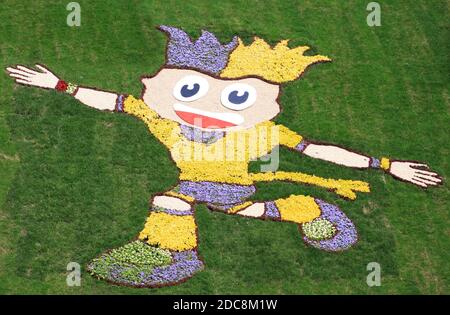 KIEW, UKRAINE - 3. JUNI. 2012: Blumenbeet wird in Kiew mit Maskottchen der Euro 2012 Slavko, UEFA Fußball-Europameisterschaft vorbereitet Stockfoto