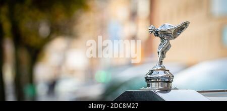 Nahaufnahme der Haubenornament einer 1937 Rolls Royce Parkward Limousine am 17. November 2020 in Madrid, Spanien. Stockfoto