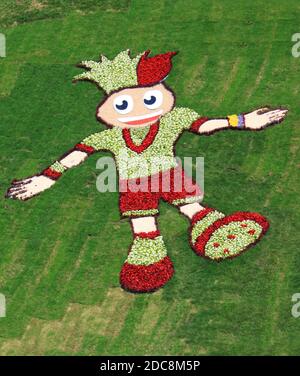 KIEW, UKRAINE - 3. JUNI: Blumenbeet wird in Kiew mit Maskottchen der Euro 2012 Slavek, UEFA Fußball-Europameisterschaft vorbereitet Stockfoto