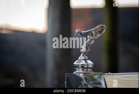 Nahaufnahme der Haubenornament einer 1937 Rolls Royce Parkward Limousine am 17. November 2020 in Madrid, Spanien. Stockfoto