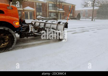 Traktor räumt Schnee entfernen nach Schneefall Schneesturm räumen Stockfoto