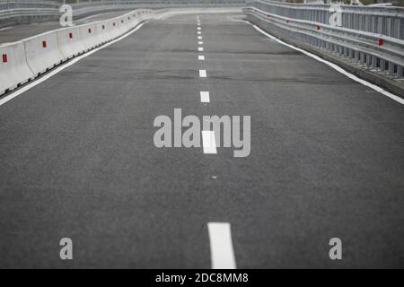 Bild mit geringer Schärfentiefe (selektiver Fokus) mit einer leeren Autobahn. Stockfoto